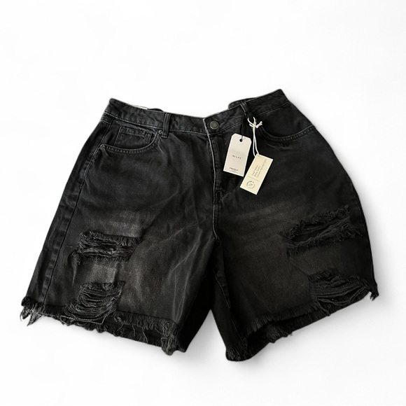 FOREVER 21+ Plus 14 Black Denim Distressed Denim Shorts NWT R$28 - Picture 2 of 8